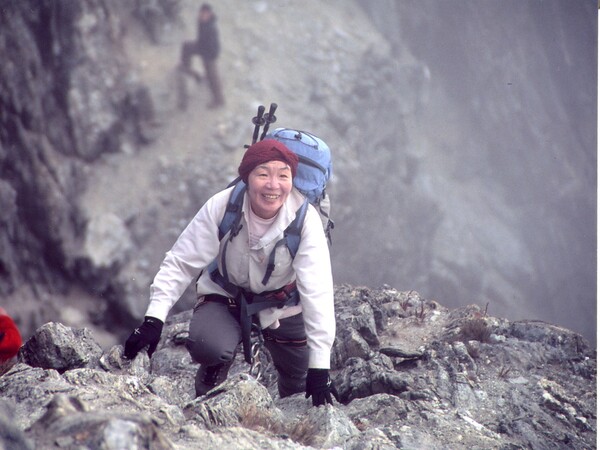 Πέθανε στα 77 η πρώτη γυναίκα που ανέβηκε στην κορυφή του Έβερεστ