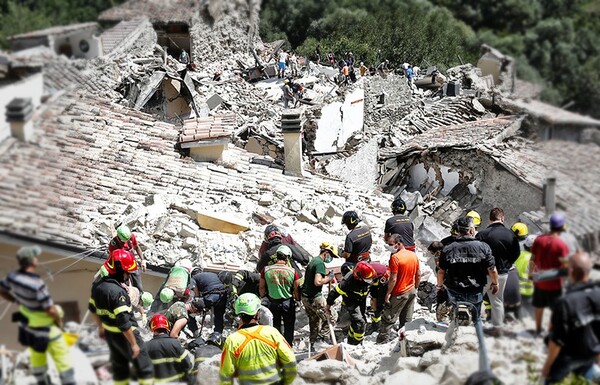 Τουλάχιστον 73 οι νεκροί στην Ιταλία - Με γυμνά χέρια αναζητούν επιζώντες στα συντρίμμια