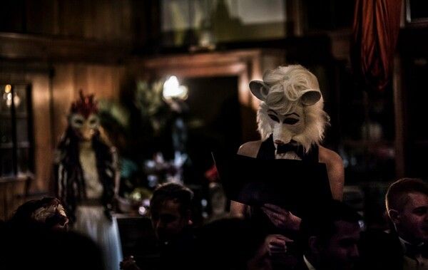 Στο χορό των Ιλλουμινάτι - Μέσα σε ένα ιδιωτικό πάρτι εμπνευσμένο από τη μυσταγωγία των Πεφωτισμένων