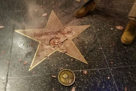 Kάποιος κατέστρεψε με βαριοπούλα το αστέρι του Ντόναλντ Τραμπ στη Λεωφόρο της Δόξας