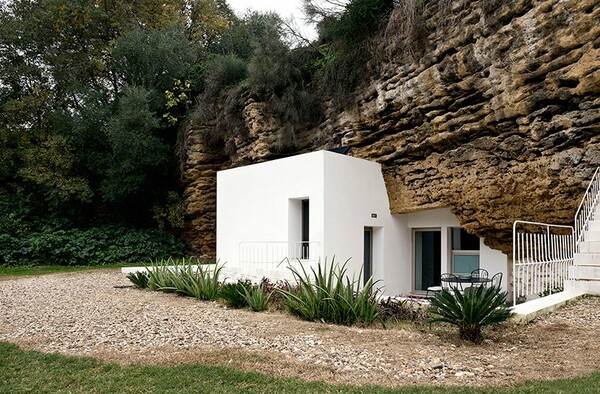 Μια σπηλιά γίνεται εντυπωσιακή κατοικία με το εσωτερικό της να κρύβει όλη την άγρια ομορφιά της φύσης