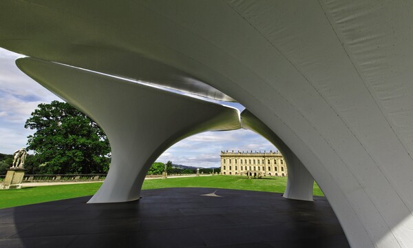 Το Lilas Pavilion της Zaha Hadid στήθηκε στο Chatsworth House της Βρετανίας και διατίθεται προς πώληση