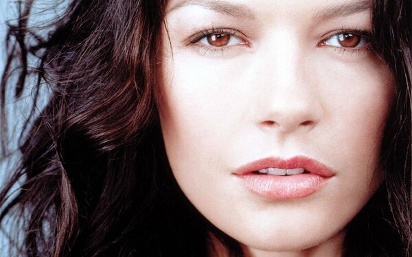Sneak στα μυστικά ομορφιάς της Catherine Zeta Jones