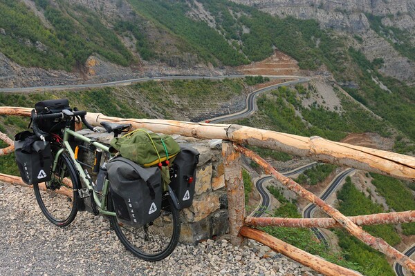Μια γυναίκα ταξιδεύει μόνη με το ποδήλατό της από την Μεγάλη Βρετανία στο Ιράν