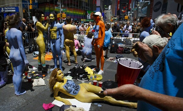 Εκατοντάδες, «χρωματιστοί» γυμνοί άνθρωποι κατέκλυσαν την Times Square για να γιορτάσουν το σώμα τους