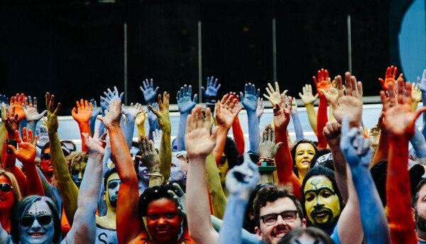 Εκατοντάδες, «χρωματιστοί» γυμνοί άνθρωποι κατέκλυσαν την Times Square για να γιορτάσουν το σώμα τους
