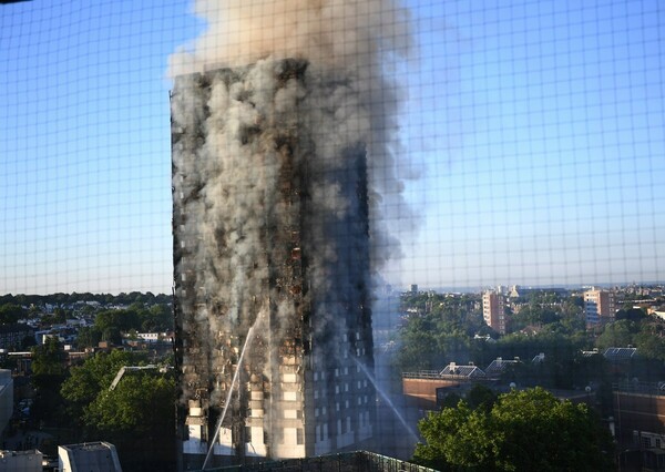 Λονδίνο: Συνεχίζεται η μάχη με τις φλόγες στον ουρανοξύστη - Υπάρχουν νεκροί και τραυματίες