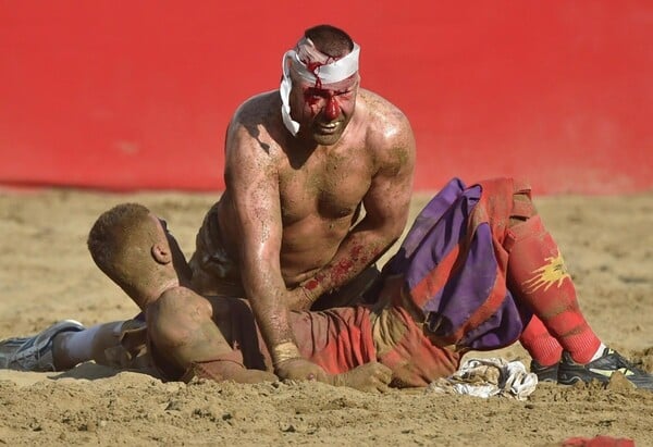 Calcio Storico: Ο πιο σκληρός και πρωτόγονος αγώνας του κόσμου γίνεται κάθε χρόνο στη Φλωρεντία