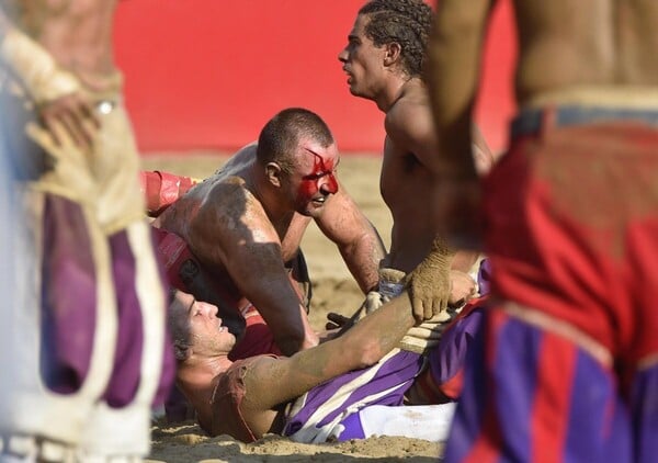 Calcio Storico: Ο πιο σκληρός και πρωτόγονος αγώνας του κόσμου γίνεται κάθε χρόνο στη Φλωρεντία