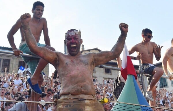 Calcio Storico: Ο πιο σκληρός και πρωτόγονος αγώνας του κόσμου γίνεται κάθε χρόνο στη Φλωρεντία