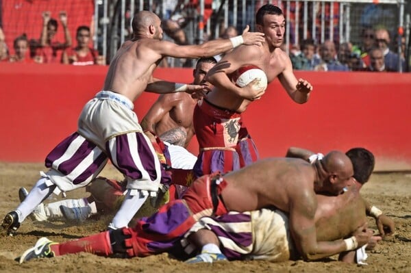 Calcio Storico: Ο πιο σκληρός και πρωτόγονος αγώνας του κόσμου γίνεται κάθε χρόνο στη Φλωρεντία