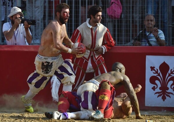 Calcio Storico: Ο πιο σκληρός και πρωτόγονος αγώνας του κόσμου γίνεται κάθε χρόνο στη Φλωρεντία