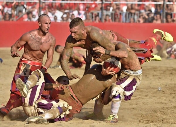 Calcio Storico: Ο πιο σκληρός και πρωτόγονος αγώνας του κόσμου γίνεται κάθε χρόνο στη Φλωρεντία