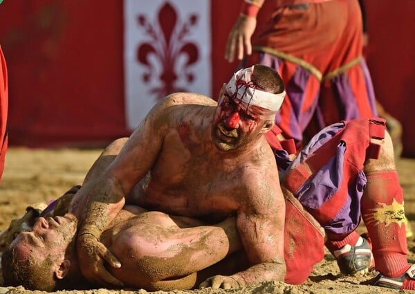 Calcio Storico: Ο πιο σκληρός και πρωτόγονος αγώνας του κόσμου γίνεται κάθε χρόνο στη Φλωρεντία