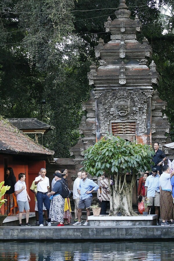 Βουδιστικοί ναοί, ράφτινγκ και φρουρά 650 στρατιωτών - Οι διακοπές των Ομπάμα στην Ινδονησία
