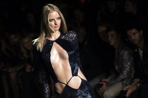 Η πασαρέλα-πάρτι του Julien Macdonald με διάσημα μοντέλα που δίχασε για τα υπερβολικά γυμνά της ρούχα