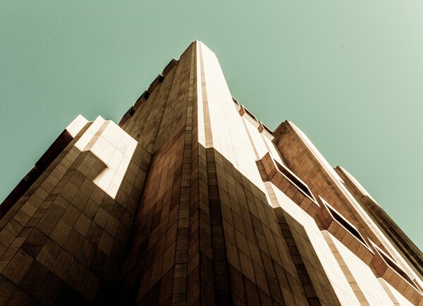 Ο Τομ Χανκς έχει «φρικάρει» το ίντερνετ φωτογραφίζοντας το τρομακτικότερο κτίριο στη Νέα Υόρκη