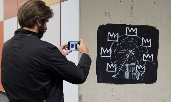 O Banksy «ξαναχτύπησε» με δύο εντυπωσιακά έργα που τιμούν τον Ζαν Μισέλ Μπασκιά