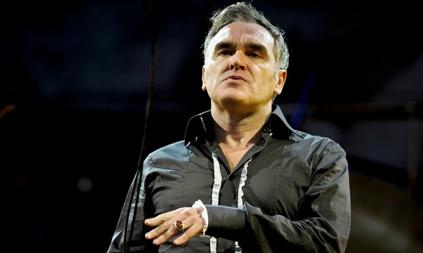 O Morrissey επιτίθεται στη Βασίλισσα και τους πολιτικούς με αφορμή το τρομοκρατικό χτύπημα στο Μάντσεστερ