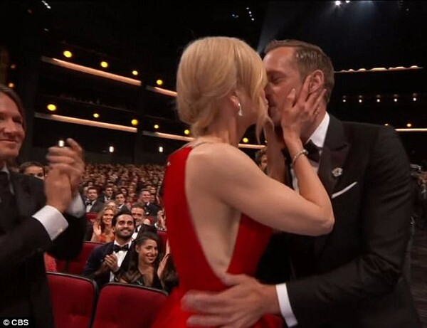 Αυτό ήταν το πιο περίεργο και πολυσυζητημένο φιλί των Emmy - Spoiler: Δεν είναι ο Κeith Urban