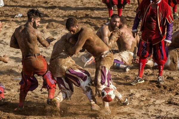 Calcio Storico: Ο πιο σκληρός και πρωτόγονος αγώνας του κόσμου γίνεται κάθε χρόνο στη Φλωρεντία