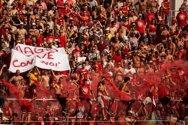 Calcio Storico: Ο πιο σκληρός και πρωτόγονος αγώνας του κόσμου γίνεται κάθε χρόνο στη Φλωρεντία