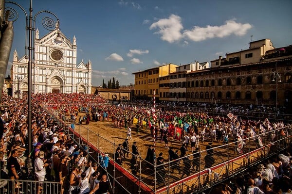 Calcio Storico: Ο πιο σκληρός και πρωτόγονος αγώνας του κόσμου γίνεται κάθε χρόνο στη Φλωρεντία