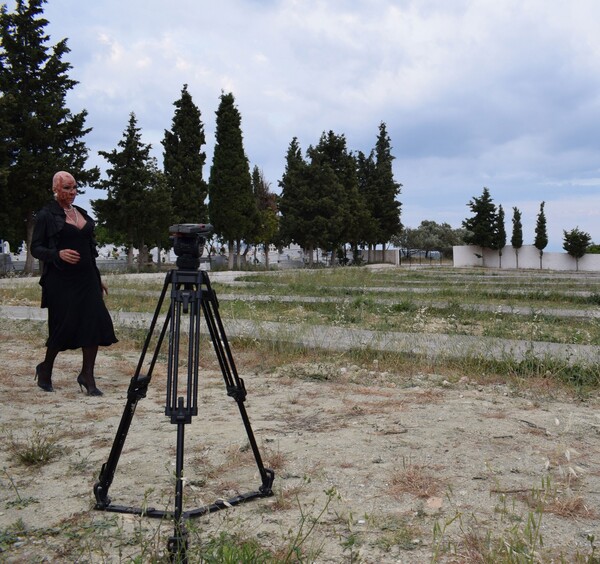 Η Εύα Κουμαριανού, φασμπιντερική ηρωίδα στο «Μαμά γύρισα»