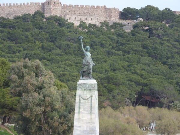 Μυτιλήνη: Κλείνουν το μεγάλο κάστρο και ο μητροπολιτικός ναός λόγω των δονήσεων