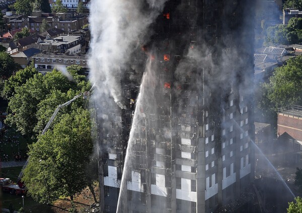 13 συγκλονιστικές φωτογραφίες από την πυρκαγιά του Λονδίνου