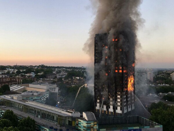 Λονδίνο: Συνεχίζεται η μάχη με τις φλόγες στον ουρανοξύστη - Υπάρχουν νεκροί και τραυματίες