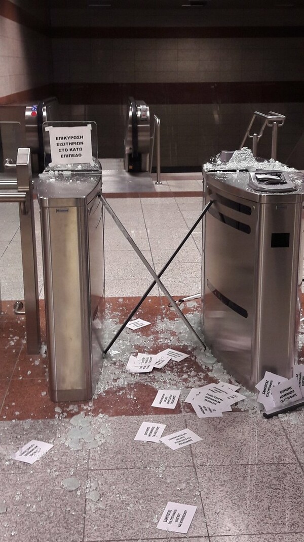 «Καταδρομική επίθεση» στο μετρό στον Κεραμεικό - Τα έσπασαν και έφυγαν
