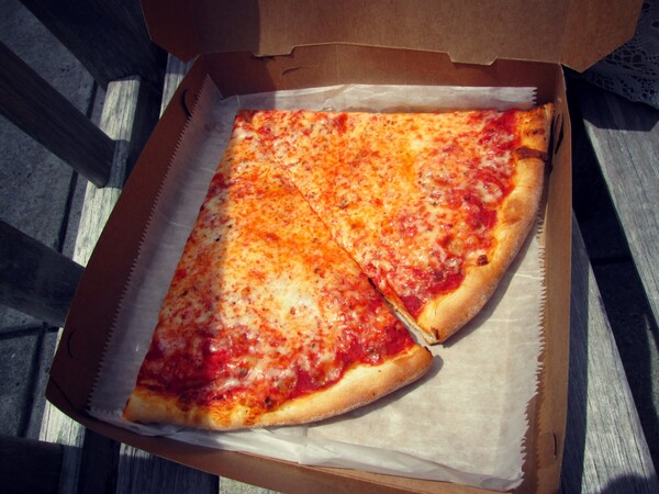 «Δεν θα ξαναφάω πάνω από 4 κομμάτια πίτσα, δεν θα ξαναφάω πάνω από 4 κομμάτια πίτσα!»