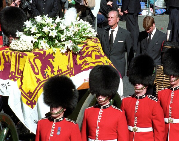 Οι πρίγκιπες Χάρι και Ουίλιαμ θυμούνται την κηδεία της Νταϊάνα και όσα σκέφτονταν ακολουθώντας το φέρετρο
