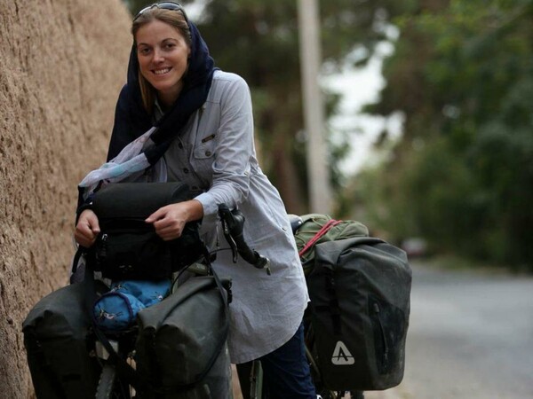 Μια γυναίκα ταξιδεύει μόνη με το ποδήλατό της από την Μεγάλη Βρετανία στο Ιράν