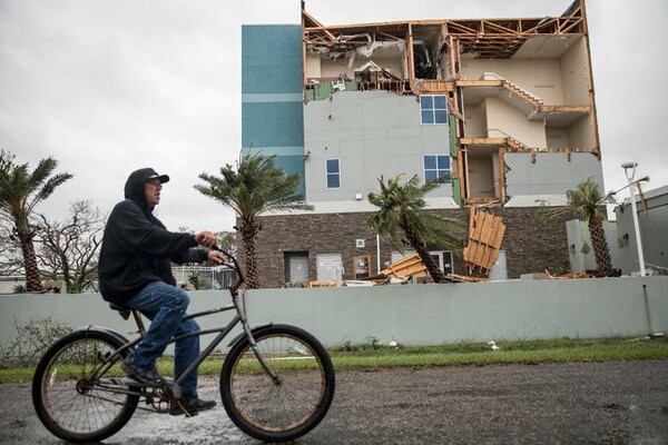 60 εικόνες από τον τυφώνα Harvey, που δείχνουν όλες τις πτυχές της καταστροφής