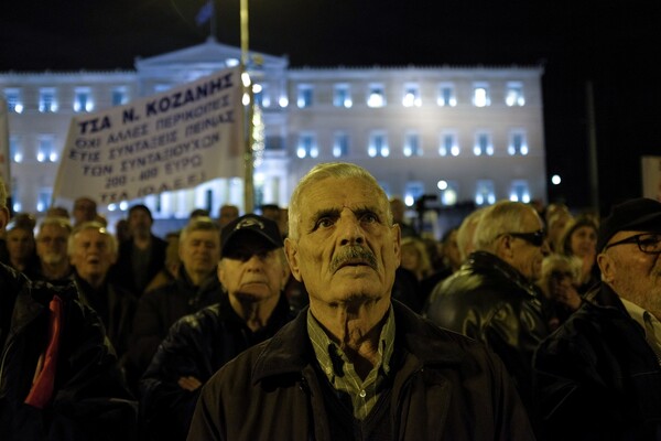 Χιλιάδες συνταξιούχοι στο Σύνταγμα - Διαδηλώνουν κατά των περικοπών στις συντάξεις