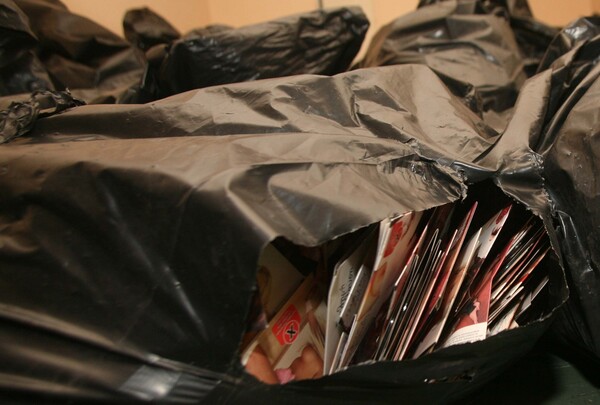 Το ΣΔΟΕ κατέσχεσε εκατοντάδες χιλιάδες πειρατικά CDs και DVDs από κατάστημα στο κέντρο της Αθήνας