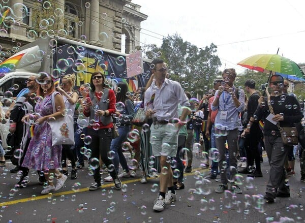 Η πρώτη ανοικτά ομοφυλόφιλη πρωθυπουργός της Σερβίας μαζί με εκατοντάδες πολίτες στο Gay Pride