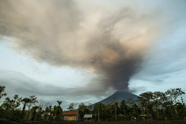 Εντυπωσιακές φωτογραφίες λίγο πριν τη μεγάλη έκρηξη του ηφαιστείου στο Μπαλί
