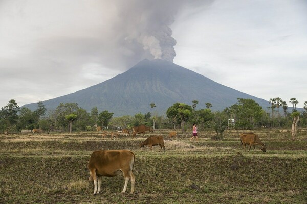 Εντυπωσιακές φωτογραφίες λίγο πριν τη μεγάλη έκρηξη του ηφαιστείου στο Μπαλί