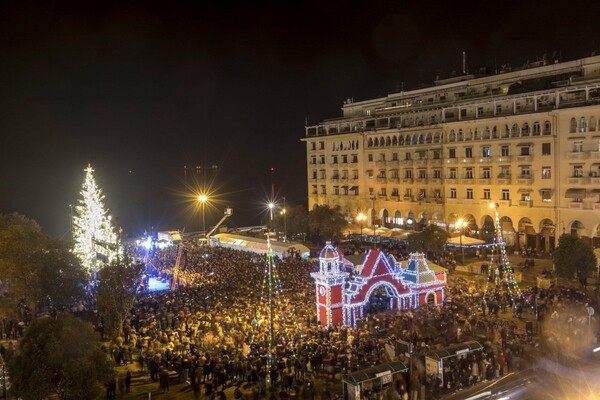 Χριστούγεννα στη Θεσσαλονίκη: 14.000 λαμπάκια στο τεράστιο δέντρο της πλατείας Αριστοτέλους
