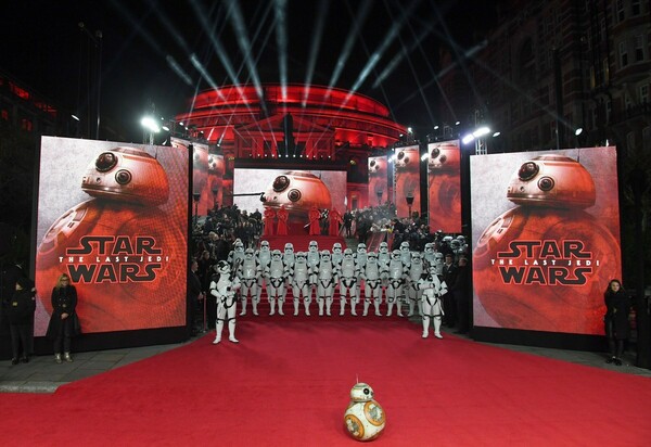 Αστέρες και γαλαζοαίματοι στην πρεμιέρα του «Star Wars: The Last Jedi» στο Λονδίνο