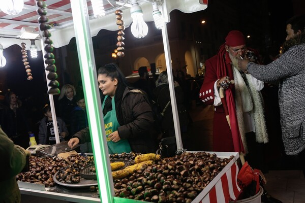 Χριστούγεννα στη Θεσσαλονίκη: 14.000 λαμπάκια στο τεράστιο δέντρο της πλατείας Αριστοτέλους