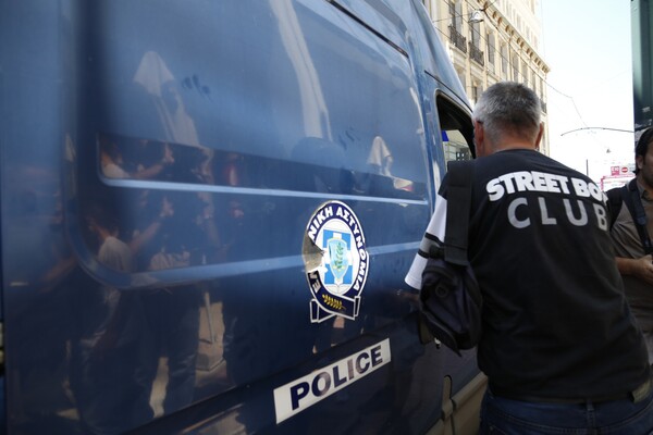 Θεσσαλονίκη: Συνελήφθησαν τέσσερα άτομα που παρασκεύαζαν και εμφιάλωναν ποτά - «μπόμπες»