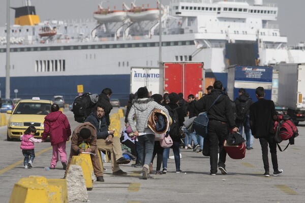 Άλλοι 344 πρόσφυγες και μετανάστες αναχώρησαν από Λέσβο για Πειραιά