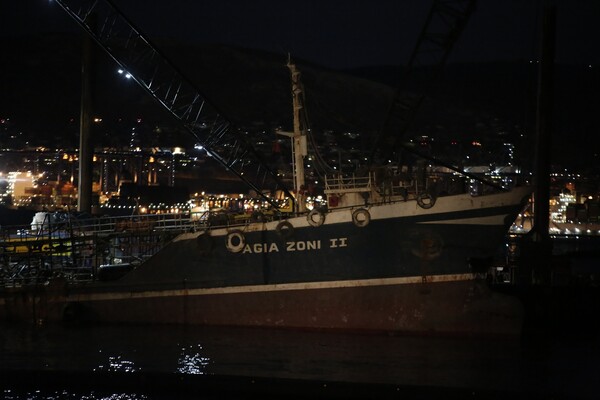 Το «Αγία Ζώνη» ανελκύθηκε - Δείτε φωτογραφίες του πλοίου καθώς βγήκε στην επιφάνεια