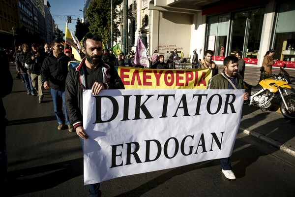 Πορεία Κούρδων στο κέντρο της Αθήνας - Έκαψαν φωτογραφίες του Ερντογάν