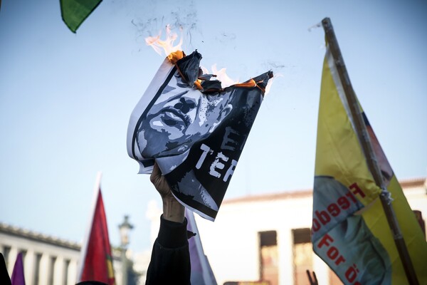 Πορεία Κούρδων στο κέντρο της Αθήνας - Έκαψαν φωτογραφίες του Ερντογάν