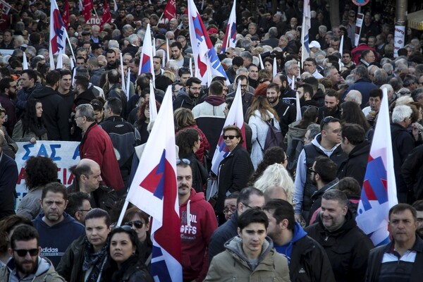 Γενική απεργία: Σε εξέλιξη οι κινητοποιήσεις στο κέντρο της Αθήνας